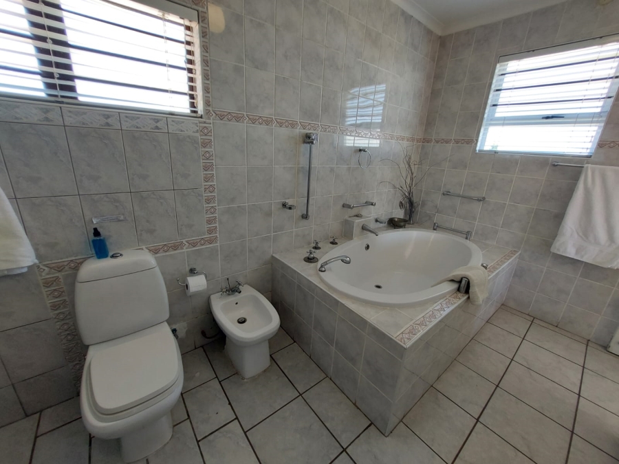 8 Bedroom Property for Sale in Country Club Western Cape